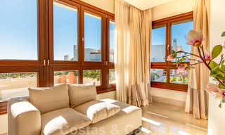 Stijlvol eerstelijns strand penthouse te koop in mediterrane stijl met zeezicht in Los Monteros, Marbella 38098 