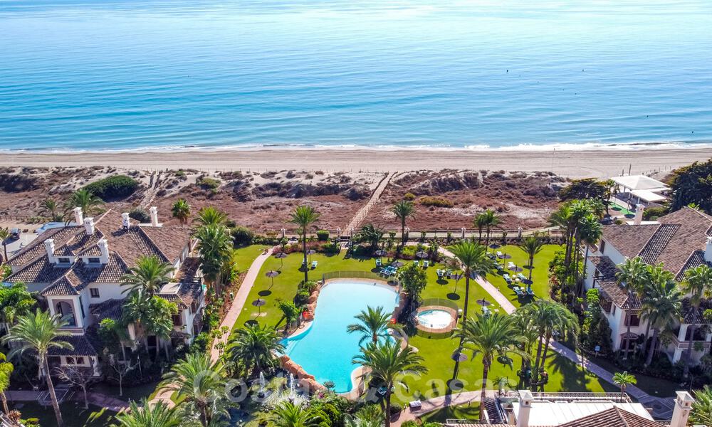 Stijlvol eerstelijns strand penthouse te koop in mediterrane stijl met zeezicht in Los Monteros, Marbella 38099