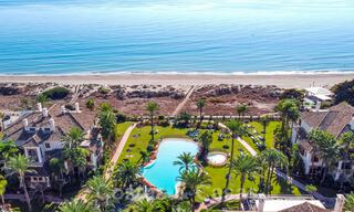 Stijlvol eerstelijns strand penthouse te koop in mediterrane stijl met zeezicht in Los Monteros, Marbella 38099 