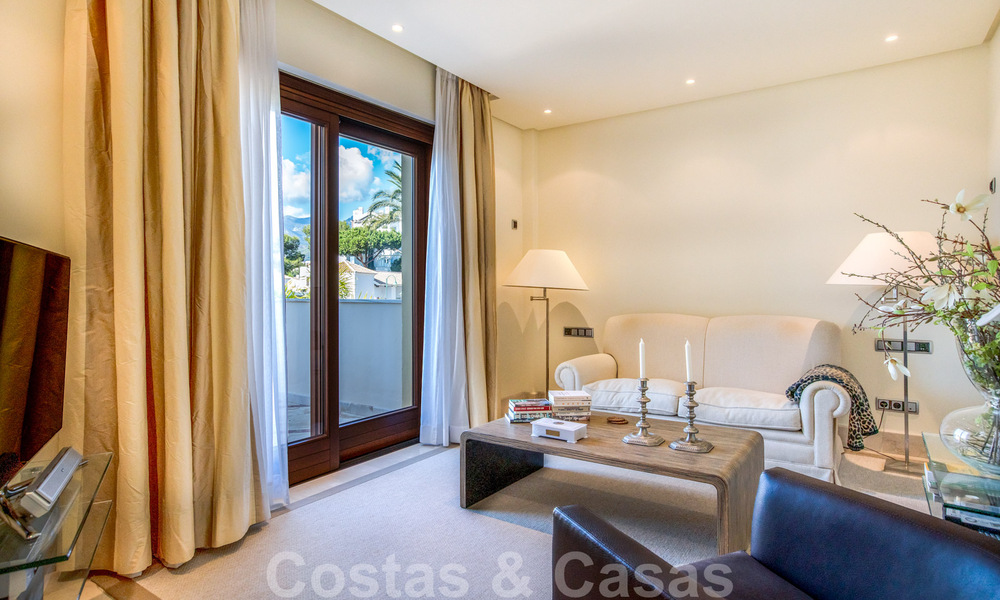 Stijlvol eerstelijns strand penthouse te koop in mediterrane stijl met zeezicht in Los Monteros, Marbella 38100