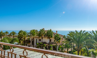 Stijlvol eerstelijns strand penthouse te koop in mediterrane stijl met zeezicht in Los Monteros, Marbella 38105 