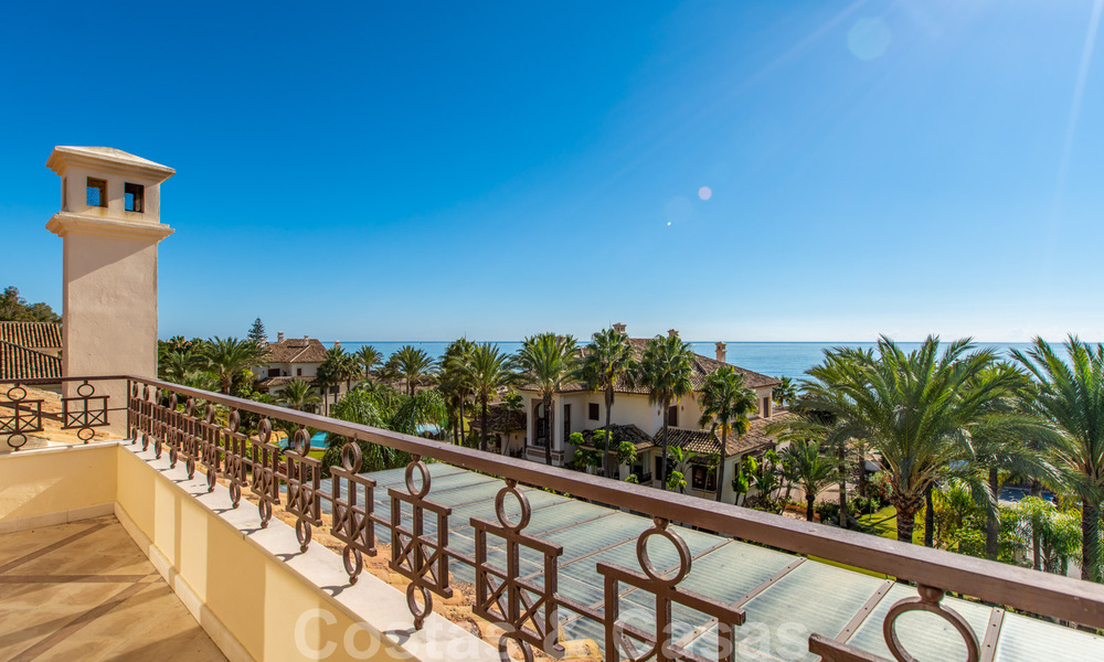 Stijlvol eerstelijns strand penthouse te koop in mediterrane stijl met zeezicht in Los Monteros, Marbella 38106