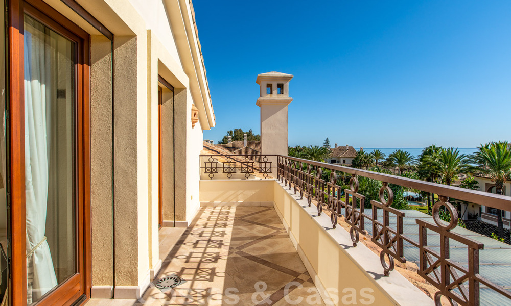 Stijlvol eerstelijns strand penthouse te koop in mediterrane stijl met zeezicht in Los Monteros, Marbella 38107