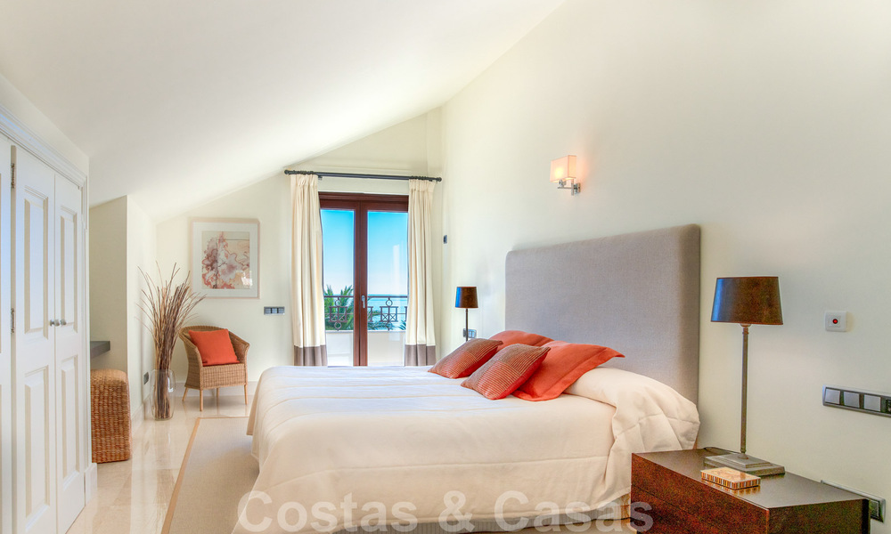 Stijlvol eerstelijns strand penthouse te koop in mediterrane stijl met zeezicht in Los Monteros, Marbella 38108