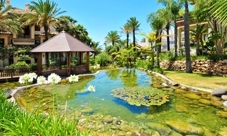 Stijlvol eerstelijns strand penthouse te koop in mediterrane stijl met zeezicht in Los Monteros, Marbella 38113 