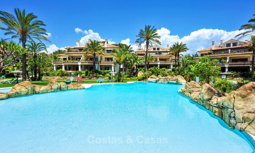 Stijlvol eerstelijns strand penthouse te koop in mediterrane stijl met zeezicht in Los Monteros, Marbella 38115