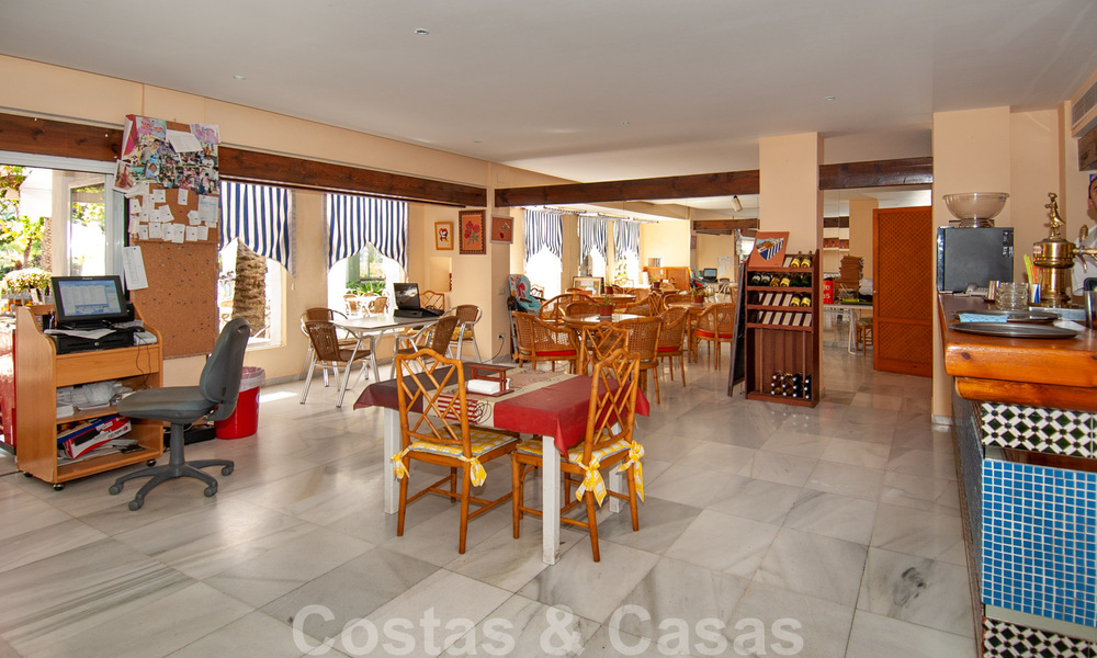 Modern, ruim, designer penthouse te koop a/d strandzijde e/o loopafstand v/h centrum van Puerto Banus in Marbella 38260