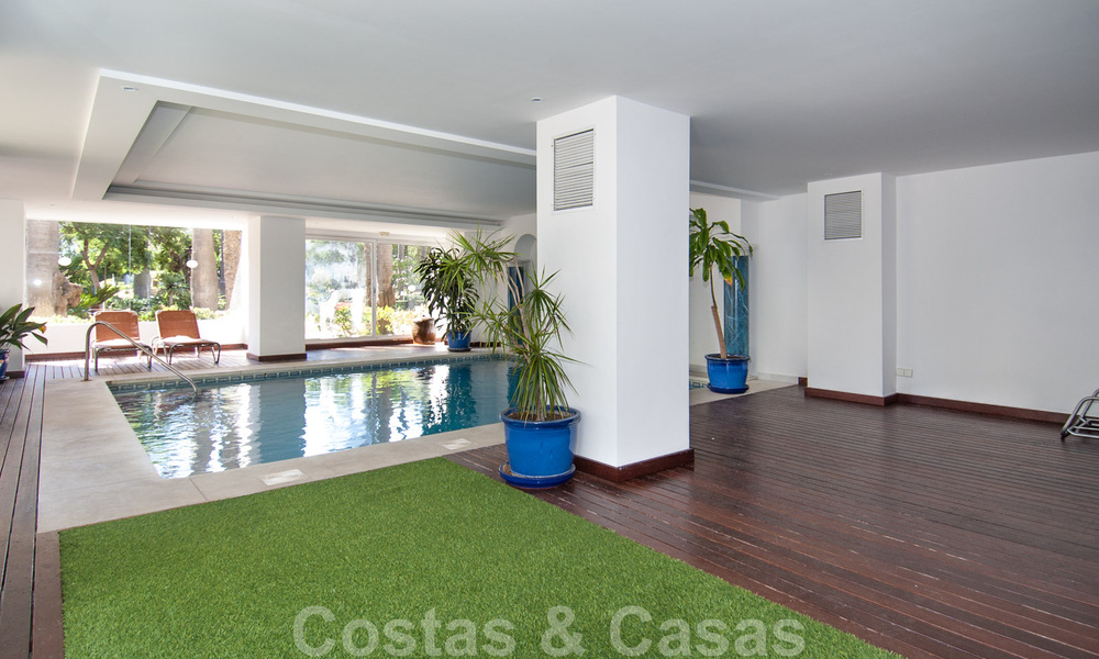 Modern, ruim, designer penthouse te koop a/d strandzijde e/o loopafstand v/h centrum van Puerto Banus in Marbella 38262