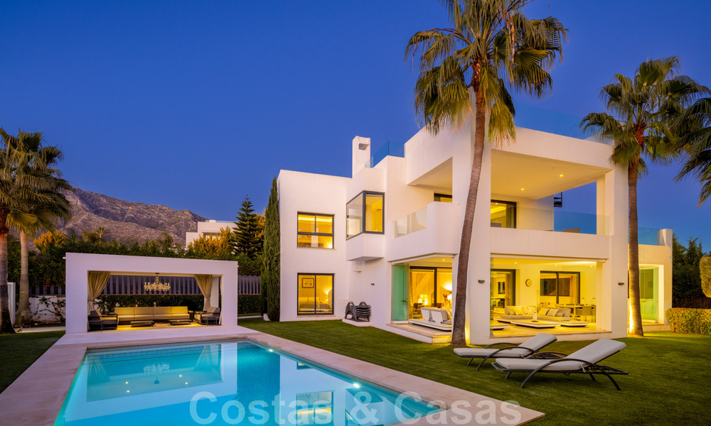 Hedendaagse, stijlvolle luxevilla te koop in een afgeschermde woonwijk op de Golden Mile in Marbella 38269