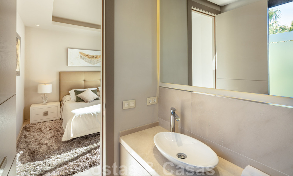 Hedendaagse, stijlvolle luxevilla te koop in een afgeschermde woonwijk op de Golden Mile in Marbella 38270