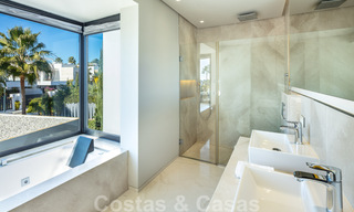 Hedendaagse, stijlvolle luxevilla te koop in een afgeschermde woonwijk op de Golden Mile in Marbella 38274 