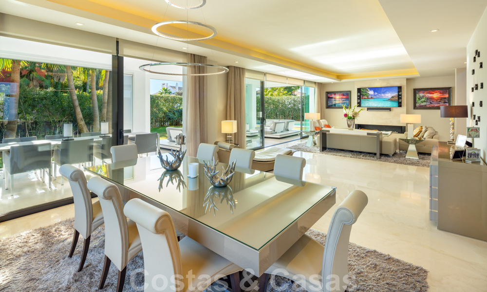 Hedendaagse, stijlvolle luxevilla te koop in een afgeschermde woonwijk op de Golden Mile in Marbella 38285