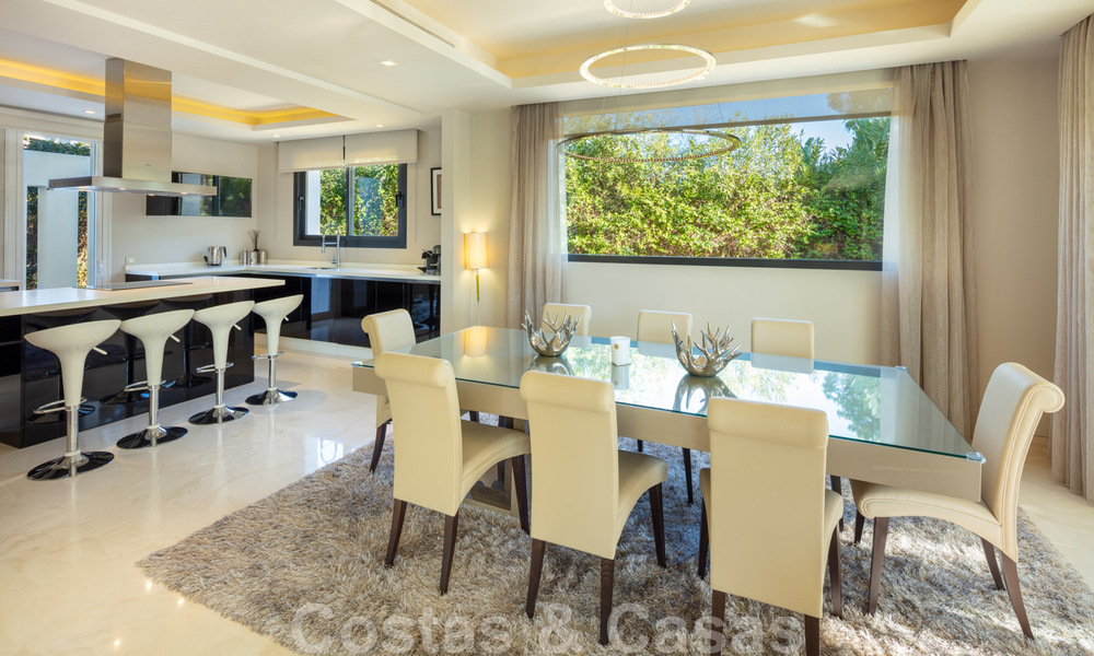 Hedendaagse, stijlvolle luxevilla te koop in een afgeschermde woonwijk op de Golden Mile in Marbella 38286