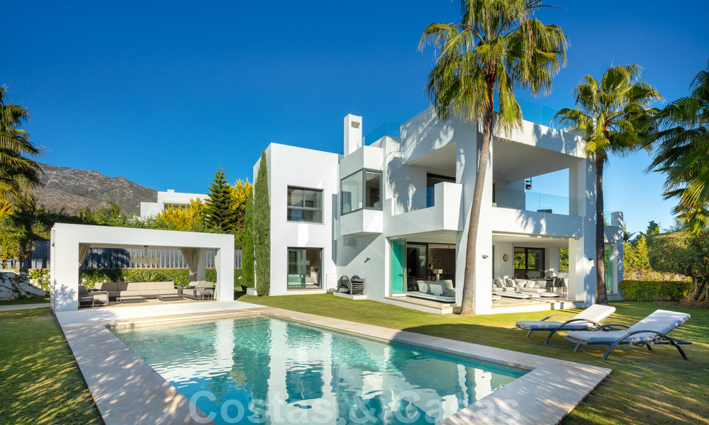 Hedendaagse, stijlvolle luxevilla te koop in een afgeschermde woonwijk op de Golden Mile in Marbella 38292