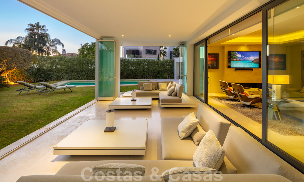 Hedendaagse, stijlvolle luxevilla te koop in een afgeschermde woonwijk op de Golden Mile in Marbella 38300