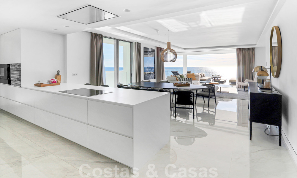 Instapklaar, modern, ultra-luxueus appartement te koop, eerstelijnstrand, met open zeezicht, tussen Marbella en Estepona 38420