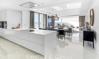 Instapklaar, modern, ultra-luxueus appartement te koop, eerstelijnstrand, met open zeezicht, tussen Marbella en Estepona 38420 