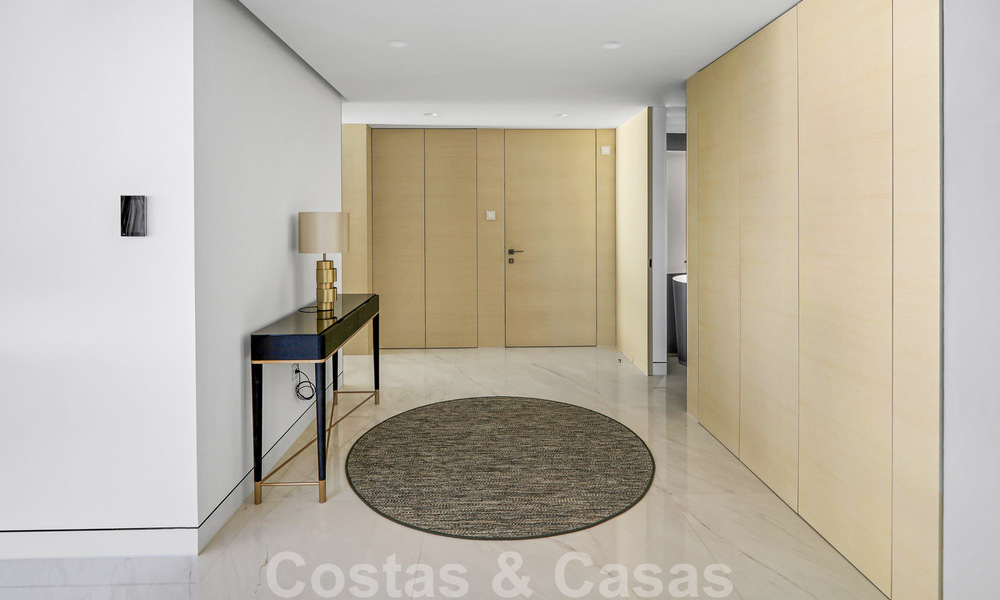 Instapklaar, modern, ultra-luxueus appartement te koop, eerstelijnstrand, met open zeezicht, tussen Marbella en Estepona 38422