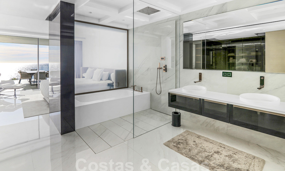 Instapklaar, modern, ultra-luxueus appartement te koop, eerstelijnstrand, met open zeezicht, tussen Marbella en Estepona 38423