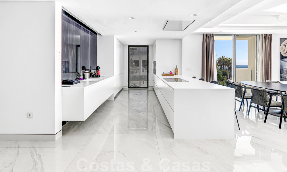Instapklaar, modern, ultra-luxueus appartement te koop, eerstelijnstrand, met open zeezicht, tussen Marbella en Estepona 38426