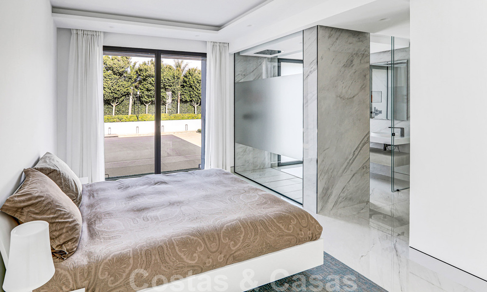 Instapklaar, modern, ultra-luxueus appartement te koop, eerstelijnstrand, met open zeezicht, tussen Marbella en Estepona 38428