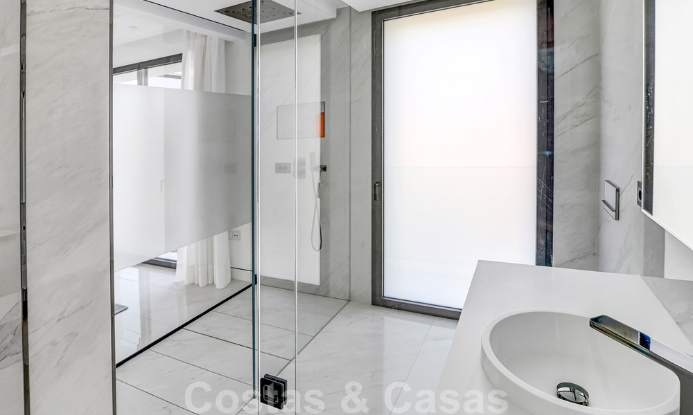 Instapklaar, modern, ultra-luxueus appartement te koop, eerstelijnstrand, met open zeezicht, tussen Marbella en Estepona 38429