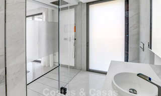 Instapklaar, modern, ultra-luxueus appartement te koop, eerstelijnstrand, met open zeezicht, tussen Marbella en Estepona 38429 