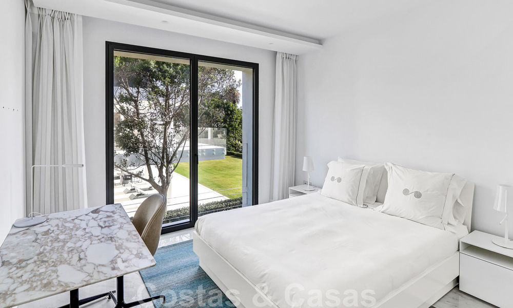 Instapklaar, modern, ultra-luxueus appartement te koop, eerstelijnstrand, met open zeezicht, tussen Marbella en Estepona 38430