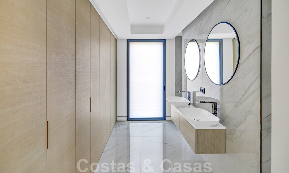 Instapklaar, modern, ultra-luxueus appartement te koop, eerstelijnstrand, met open zeezicht, tussen Marbella en Estepona 38431