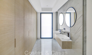 Instapklaar, modern, ultra-luxueus appartement te koop, eerstelijnstrand, met open zeezicht, tussen Marbella en Estepona 38431 