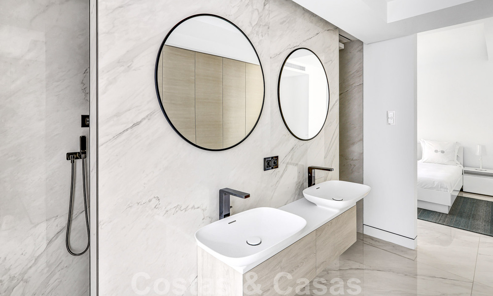 Instapklaar, modern, ultra-luxueus appartement te koop, eerstelijnstrand, met open zeezicht, tussen Marbella en Estepona 38432