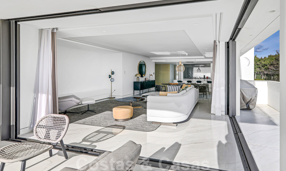 Instapklaar, modern, ultra-luxueus appartement te koop, eerstelijnstrand, met open zeezicht, tussen Marbella en Estepona 38434