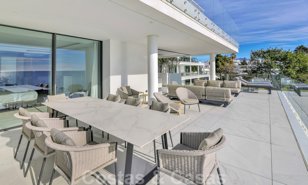 Instapklaar, modern, ultra-luxueus appartement te koop, eerstelijnstrand, met open zeezicht, tussen Marbella en Estepona 38435