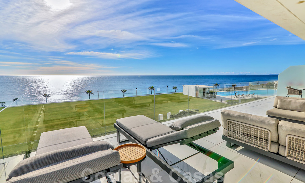 Instapklaar, modern, ultra-luxueus appartement te koop, eerstelijnstrand, met open zeezicht, tussen Marbella en Estepona 38437