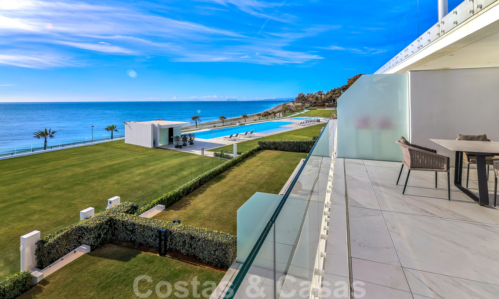 Instapklaar, modern, ultra-luxueus appartement te koop, eerstelijnstrand, met open zeezicht, tussen Marbella en Estepona 38441