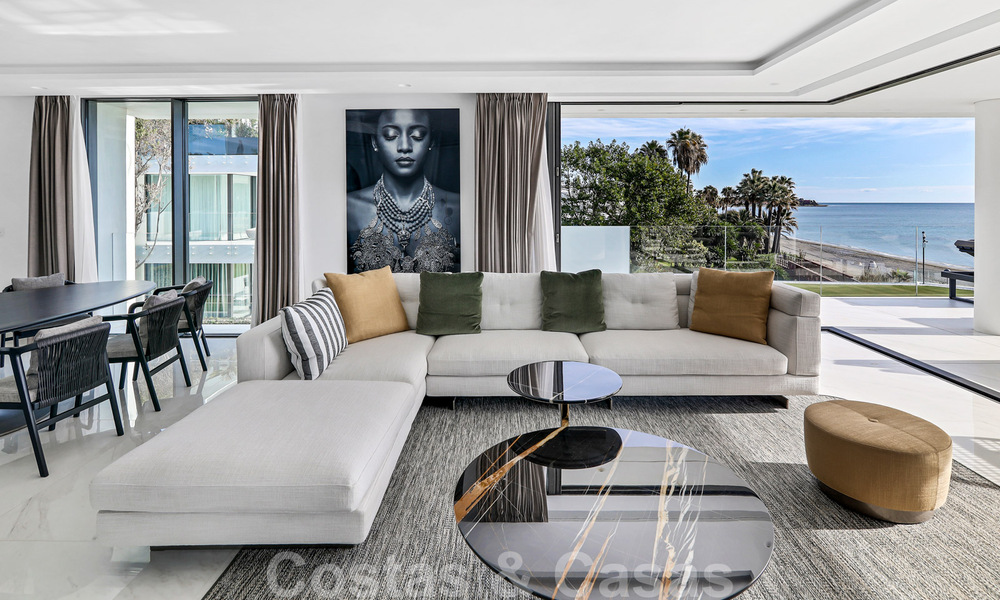 Instapklaar, modern, ultra-luxueus appartement te koop, eerstelijnstrand, met open zeezicht, tussen Marbella en Estepona 38443
