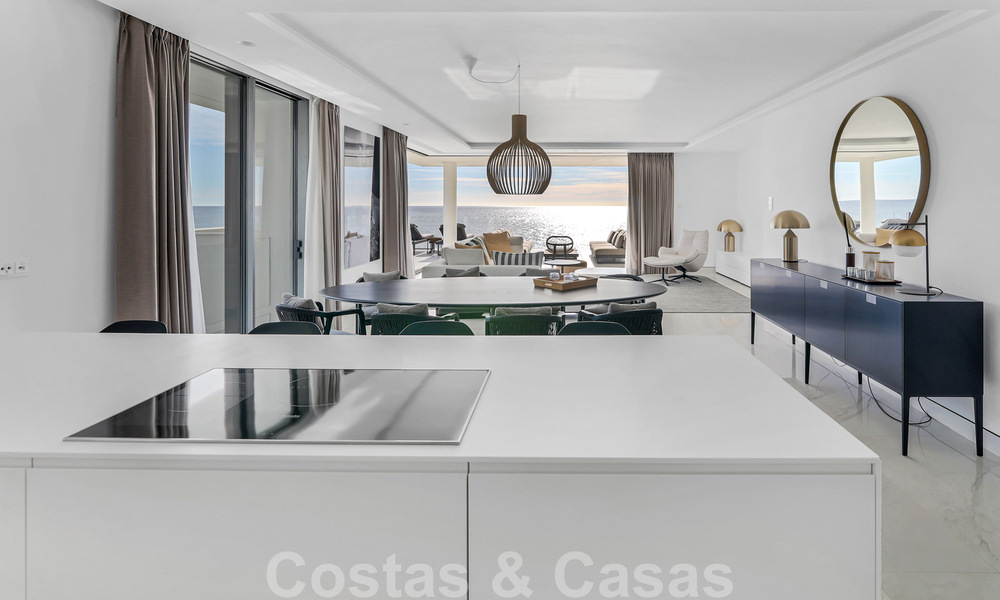 Instapklaar, modern, ultra-luxueus appartement te koop, eerstelijnstrand, met open zeezicht, tussen Marbella en Estepona 38444