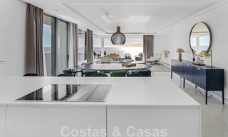 Instapklaar, modern, ultra-luxueus appartement te koop, eerstelijnstrand, met open zeezicht, tussen Marbella en Estepona 38444 
