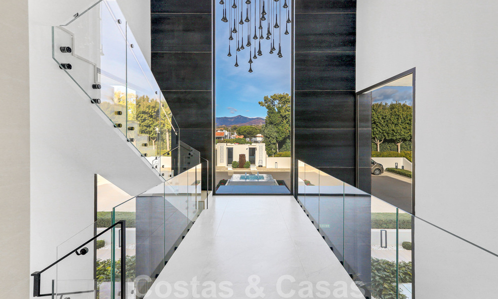 Instapklaar, modern, ultra-luxueus appartement te koop, eerstelijnstrand, met open zeezicht, tussen Marbella en Estepona 38445
