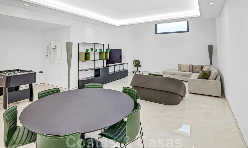 Instapklaar, modern, ultra-luxueus appartement te koop, eerstelijnstrand, met open zeezicht, tussen Marbella en Estepona 38447