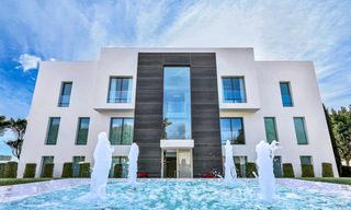 Instapklaar, modern, ultra-luxueus appartement te koop, eerstelijnstrand, met open zeezicht, tussen Marbella en Estepona 38453 