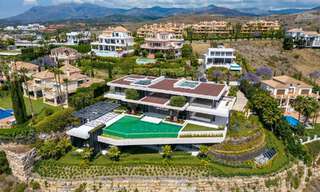 Nieuwe, moderne, majestueuze villa te koop, eerstelijns golf met panoramisch uitzicht in vijfsterren golfresort in Marbella - Benahavis 52382 