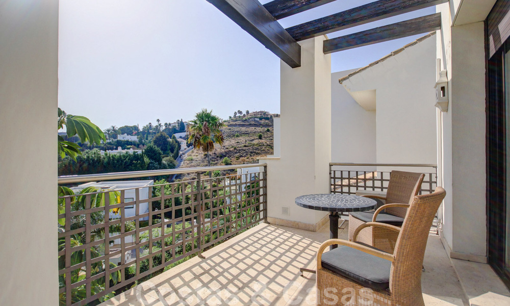 Prachtig, hedendaags penthouse te koop met panoramisch uitzicht op zee in een afgeschermd complex in het exclusieve Benahavis - Marbella 38570