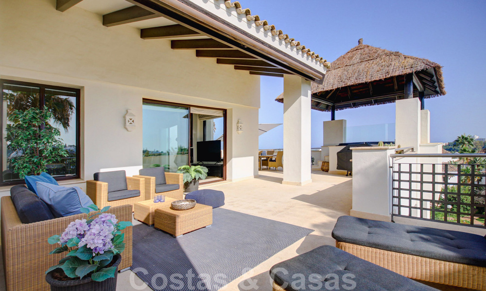 Prachtig, hedendaags penthouse te koop met panoramisch uitzicht op zee in een afgeschermd complex in het exclusieve Benahavis - Marbella 38571