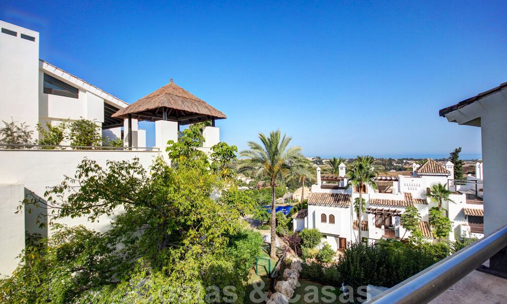 Prachtig, hedendaags penthouse te koop met panoramisch uitzicht op zee in een afgeschermd complex in het exclusieve Benahavis - Marbella 38580