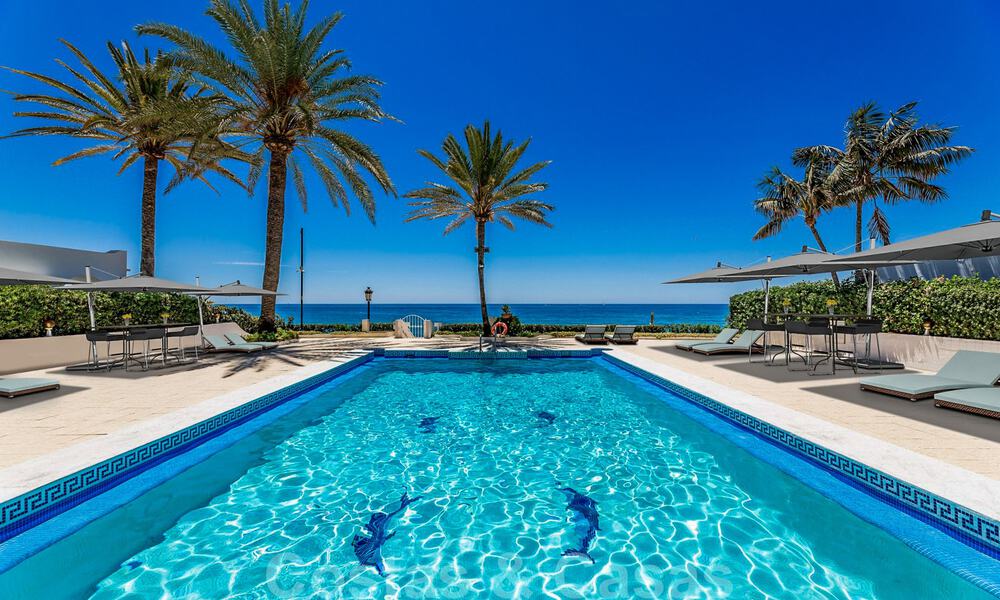 Stijlvol, tweedelijns strandhuis te koop met uitgestrekt zicht op zee in gated beachfront community op de Golden Mile, Marbella 38591