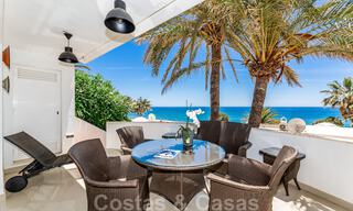 Stijlvol, tweedelijns strandhuis te koop met uitgestrekt zicht op zee in gated beachfront community op de Golden Mile, Marbella 38601 