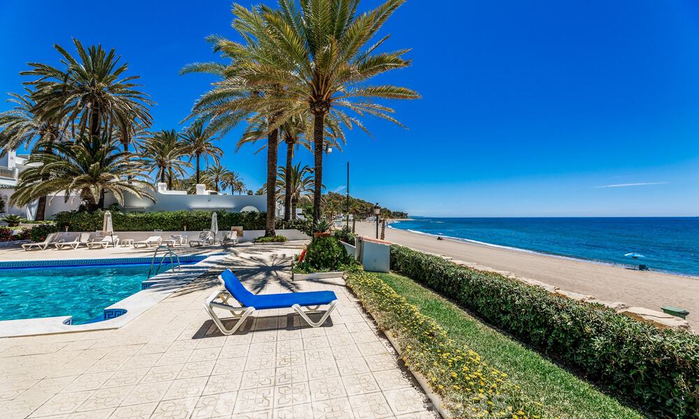 Stijlvol, tweedelijns strandhuis te koop met uitgestrekt zicht op zee in gated beachfront community op de Golden Mile, Marbella 38603