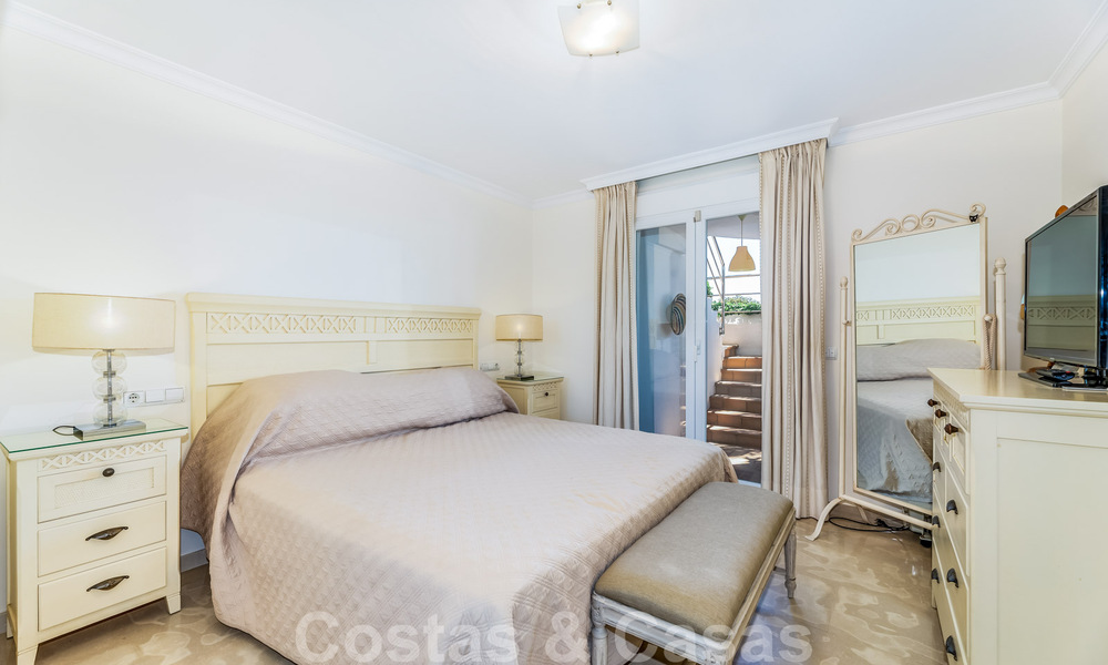 Stijlvol, tweedelijns strandhuis te koop met uitgestrekt zicht op zee in gated beachfront community op de Golden Mile, Marbella 38604