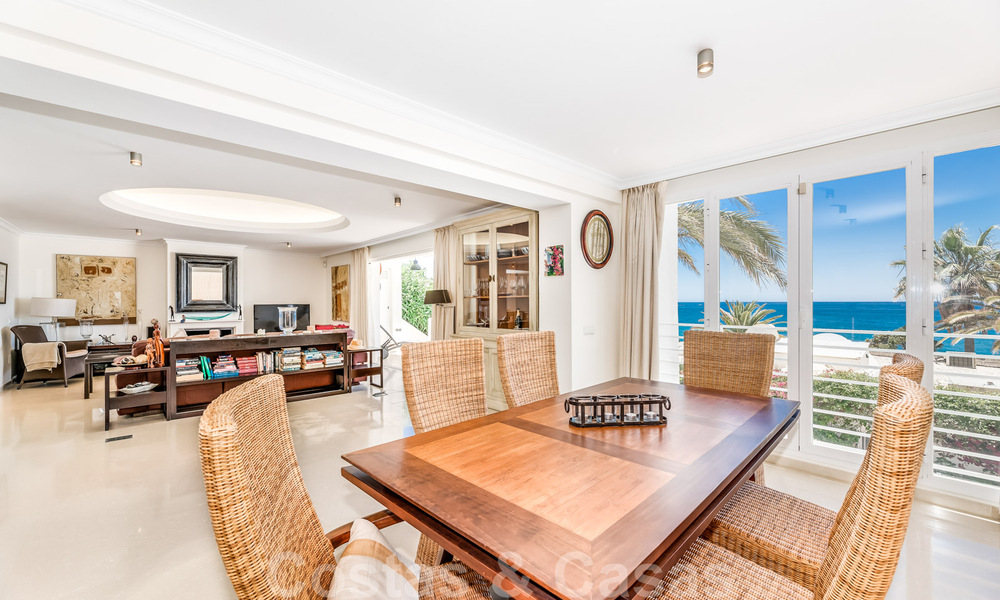 Stijlvol, tweedelijns strandhuis te koop met uitgestrekt zicht op zee in gated beachfront community op de Golden Mile, Marbella 38605